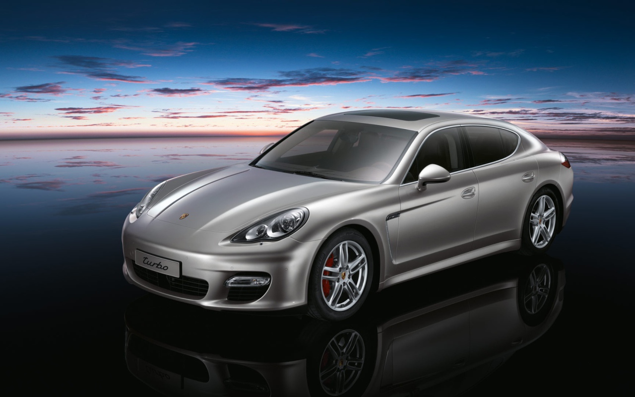 Серебристый Porsche panamera turbo