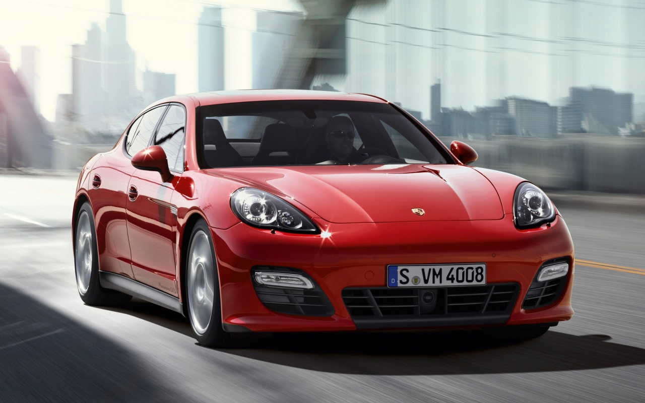 Красный Porsche Panamera