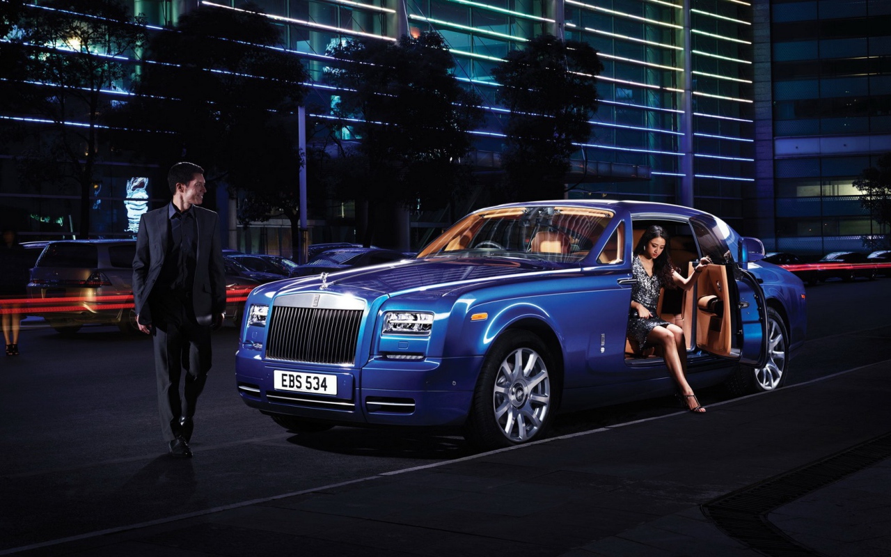 Девушка выходит из автомобиля