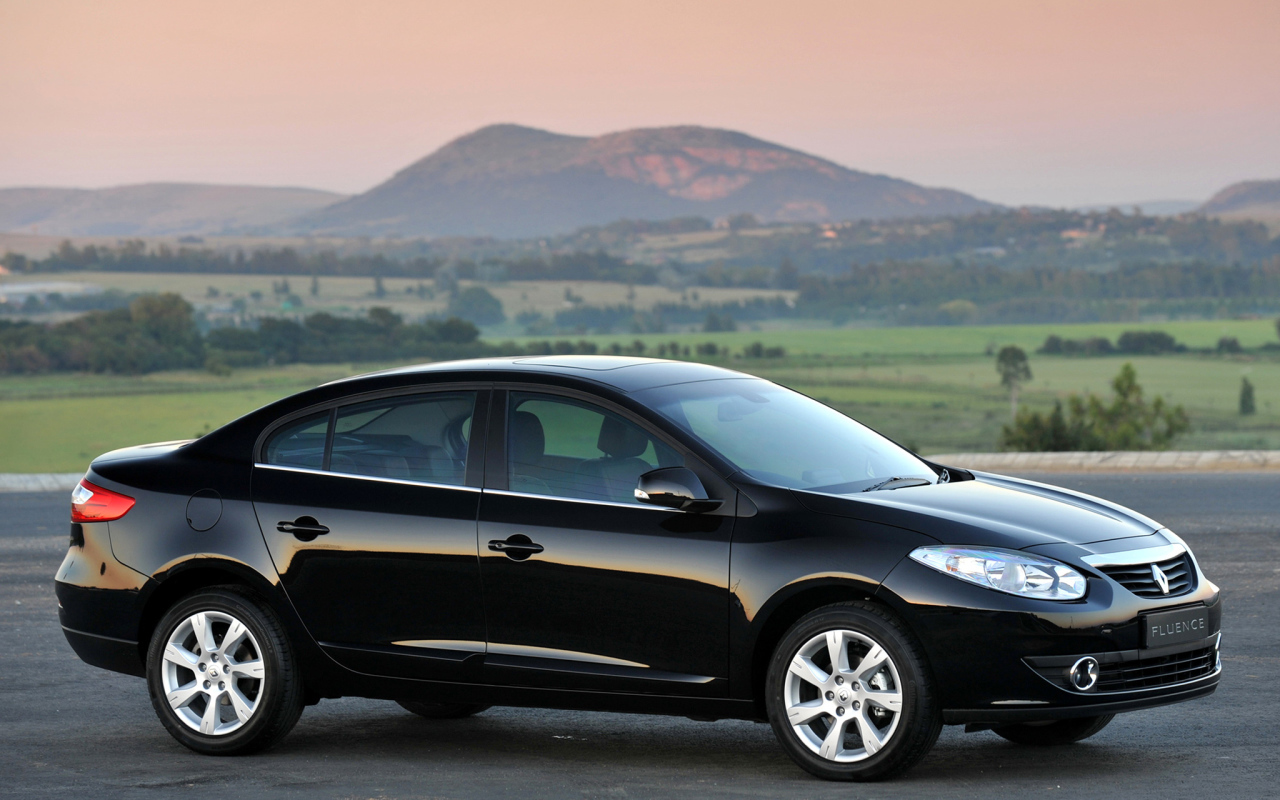 Красивый автомобиль Renault Fluence