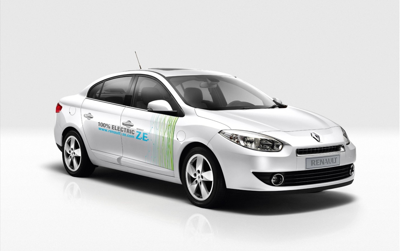 Красивый автомобиль Renault Fluence в Москве