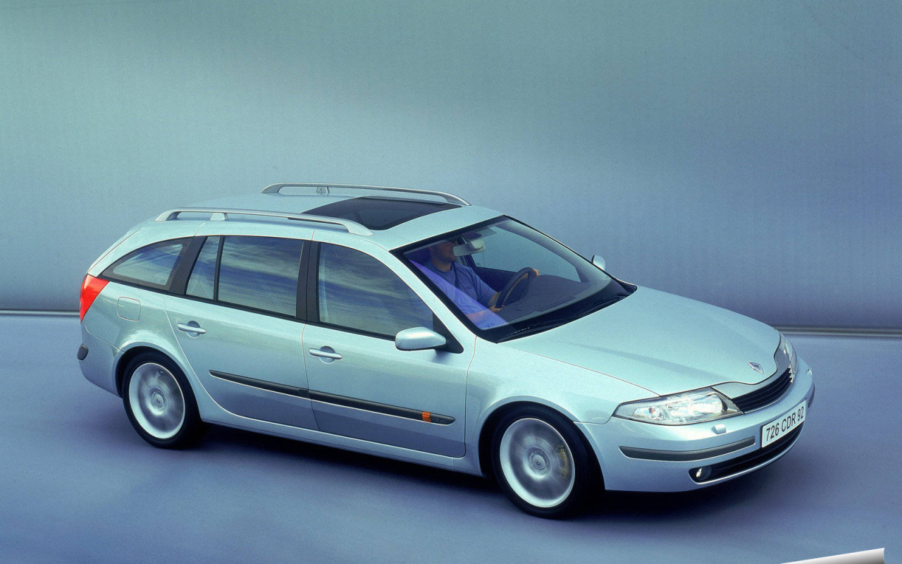 Красивый автомобиль Renault Laguna в Москве