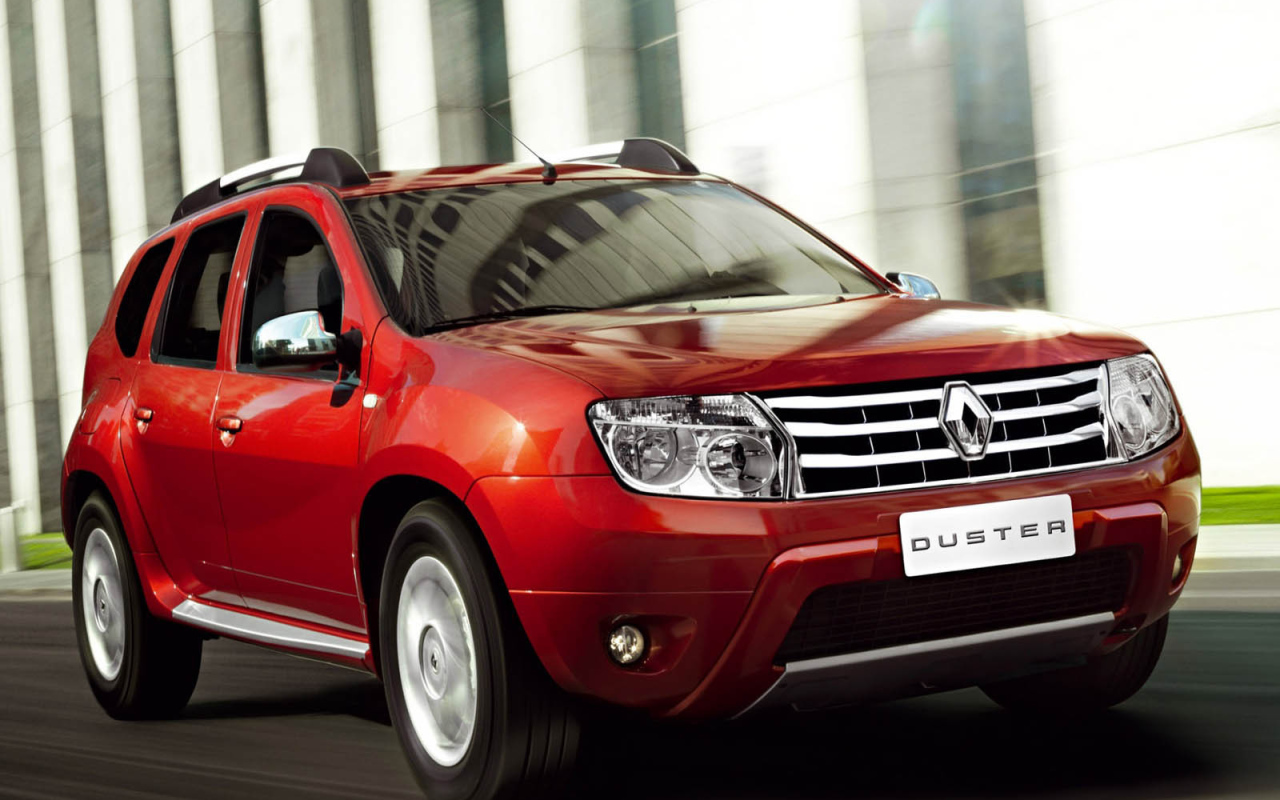 Автомобиль Renault Duster на дороге