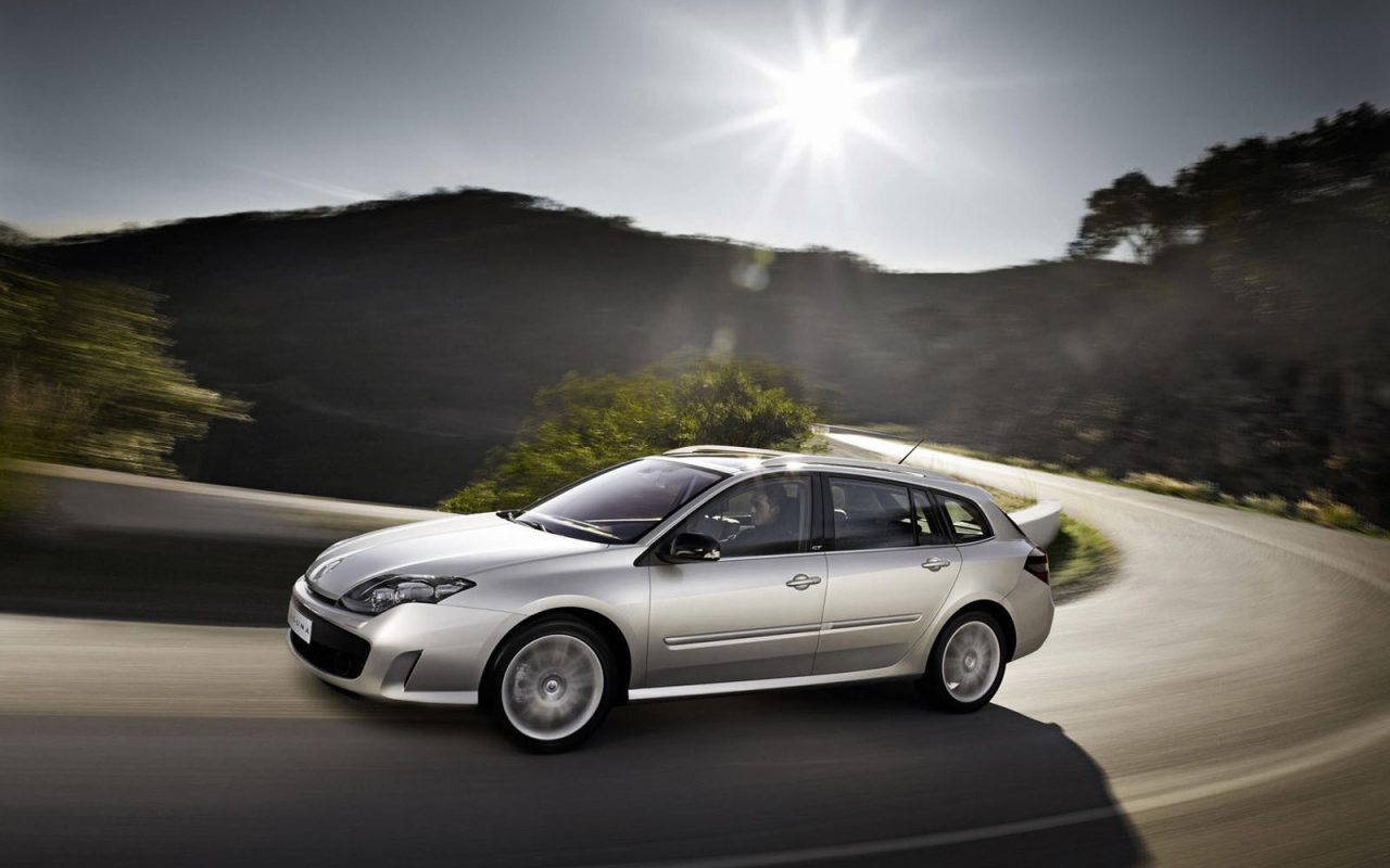 Автомобиль Ренаульт Laguna на дороге