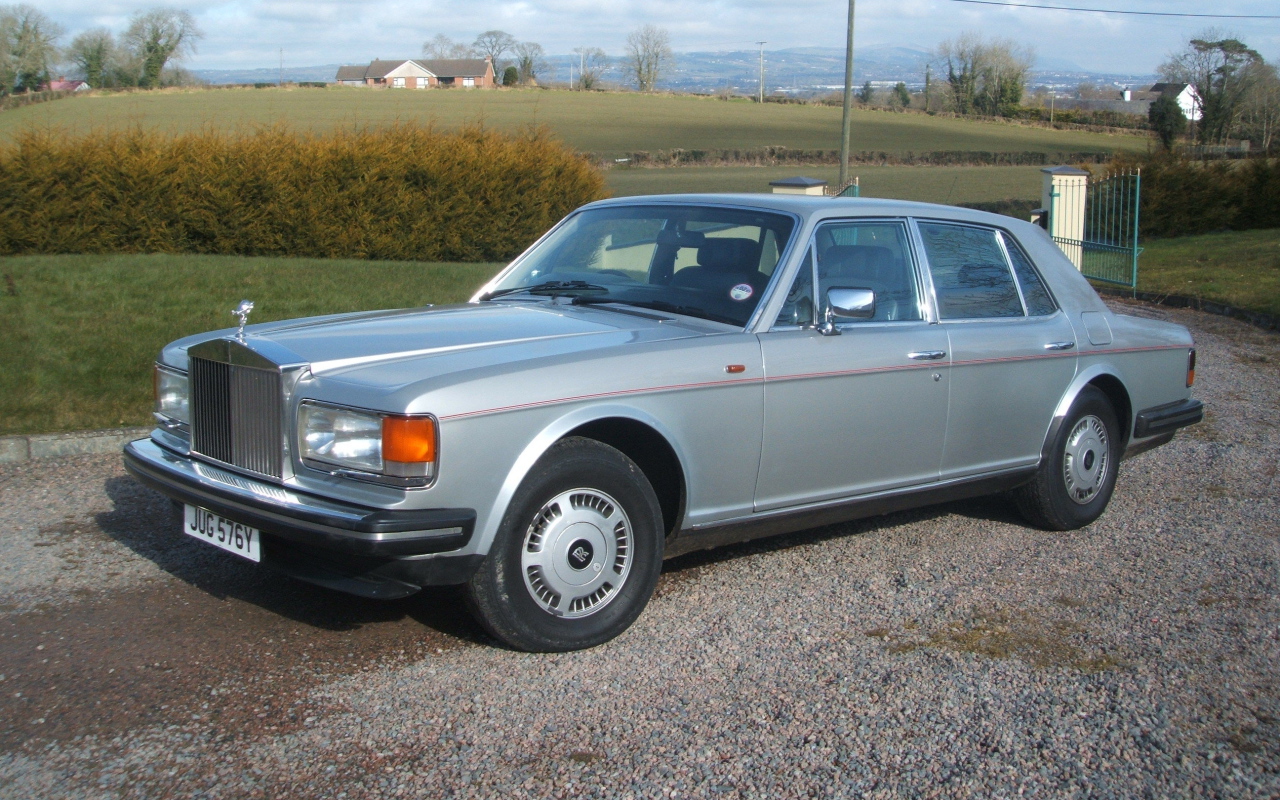 Красивый автомобиль Rolls Royce Silver Spirit