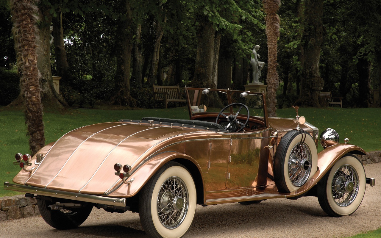 Старинный Ролс Ройс в парке