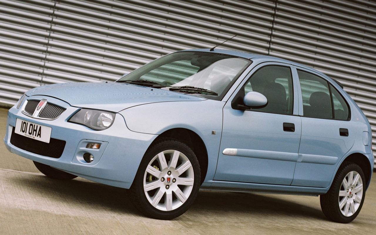 Автомобиль Rover Streetwise на дороге