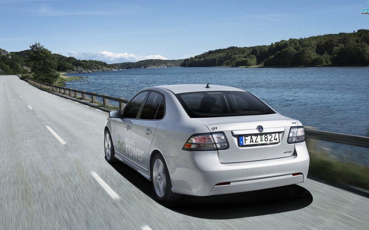 Автомобиль Saab 9-3 на дороге