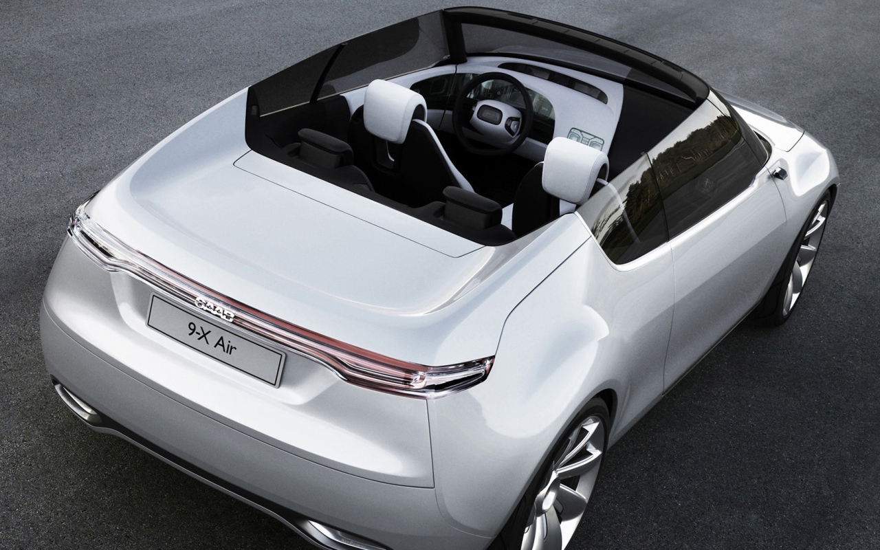 Автомобиль Saab 9000 на дороге