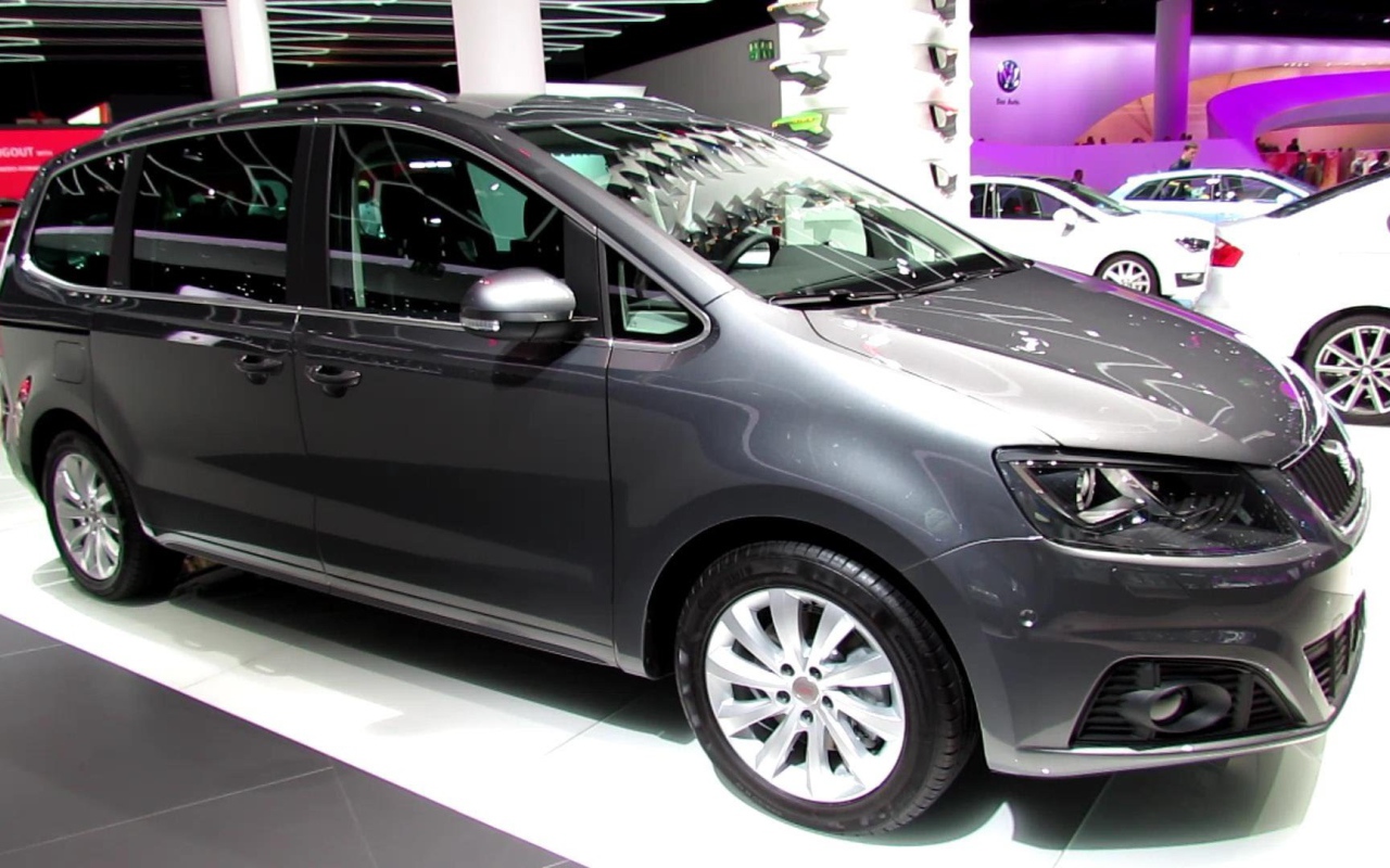 Красивый автомобиль Seat Alhambra в Москве
