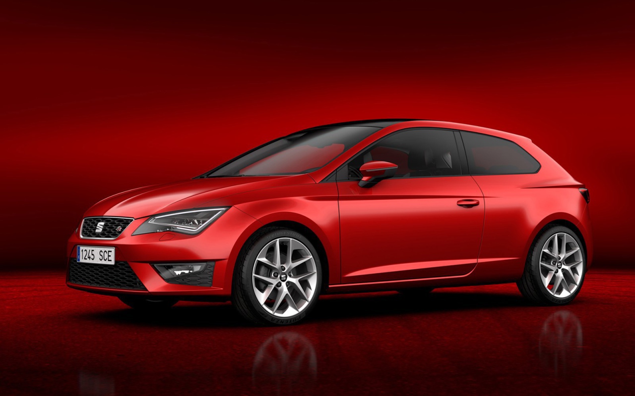 Красивый автомобиль Seat Leon 2014 в Москве