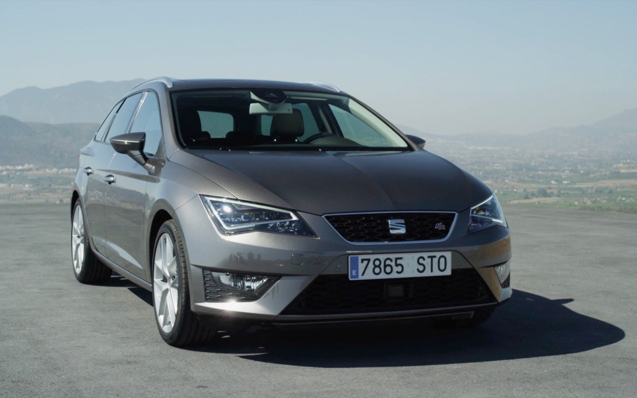 Автомобиль Seat Leon на дороге 2014