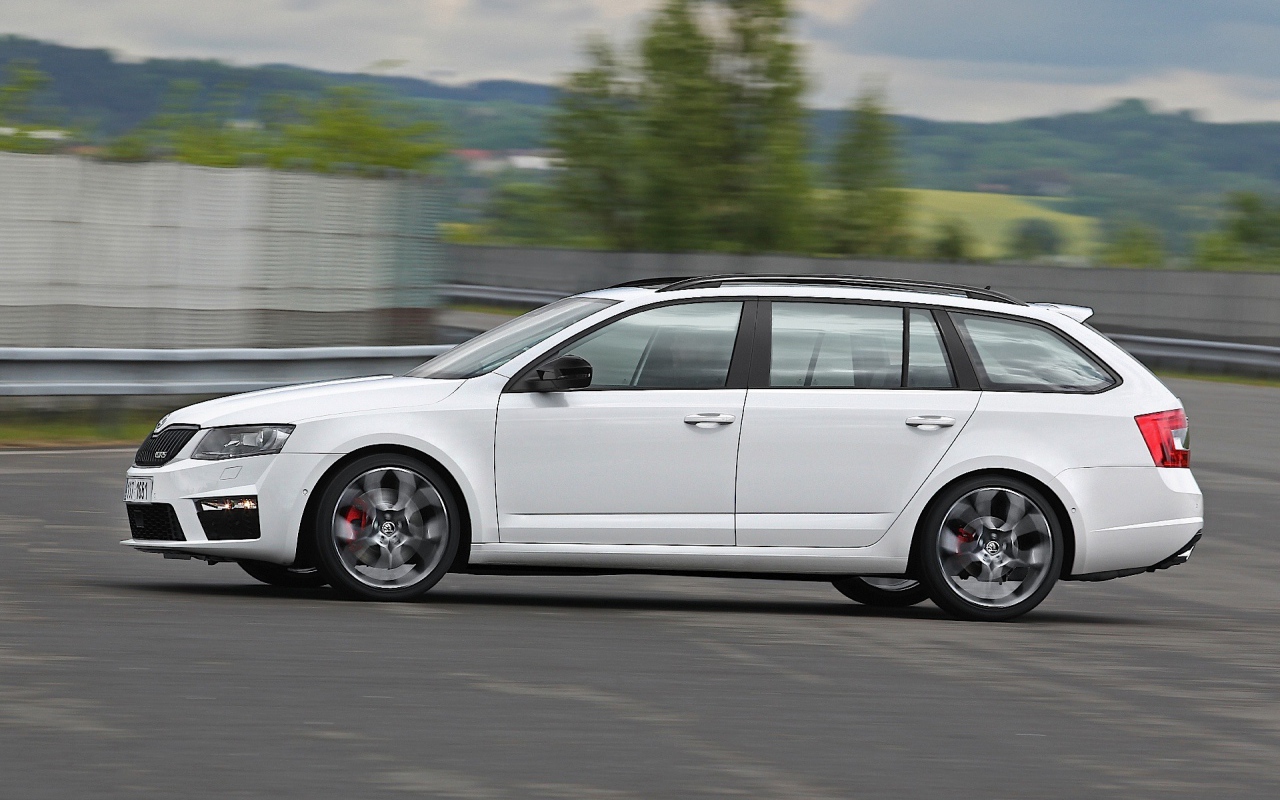 Красивый автомобиль Skoda Octavia 2013