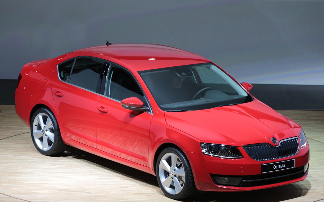 Красивый автомобиль Skoda Octavia 2013 в Москве