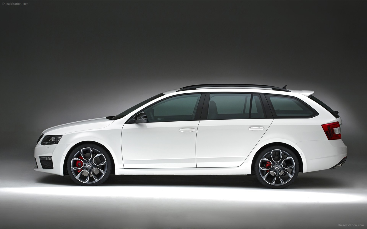 Красивый автомобиль Skoda Octavia 2014