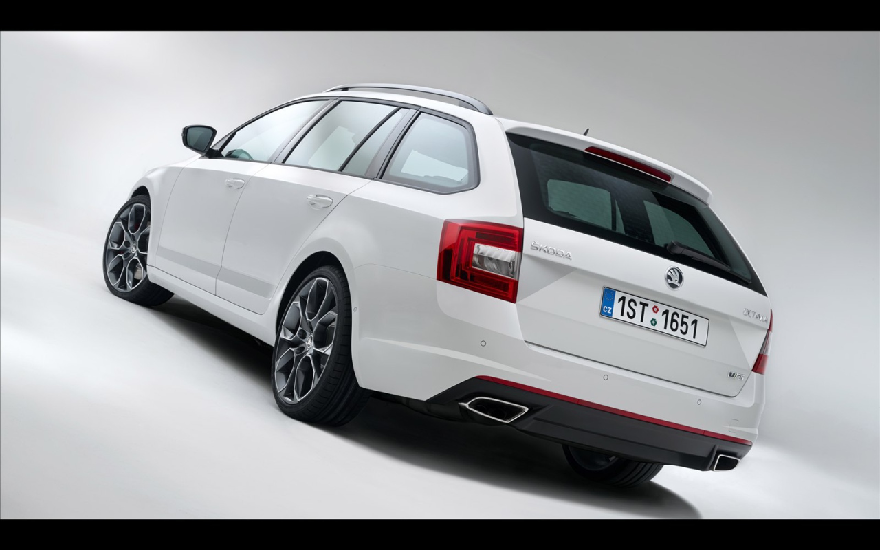 Красивый автомобиль Skoda Octavia 2014 в Москве
