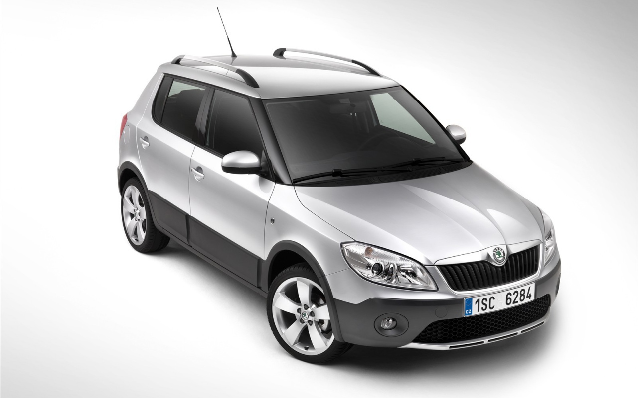 Автомобиль Skoda Fabia на дороге
