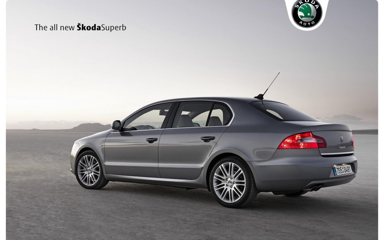 Автомобиль Skoda SuperB на дороге