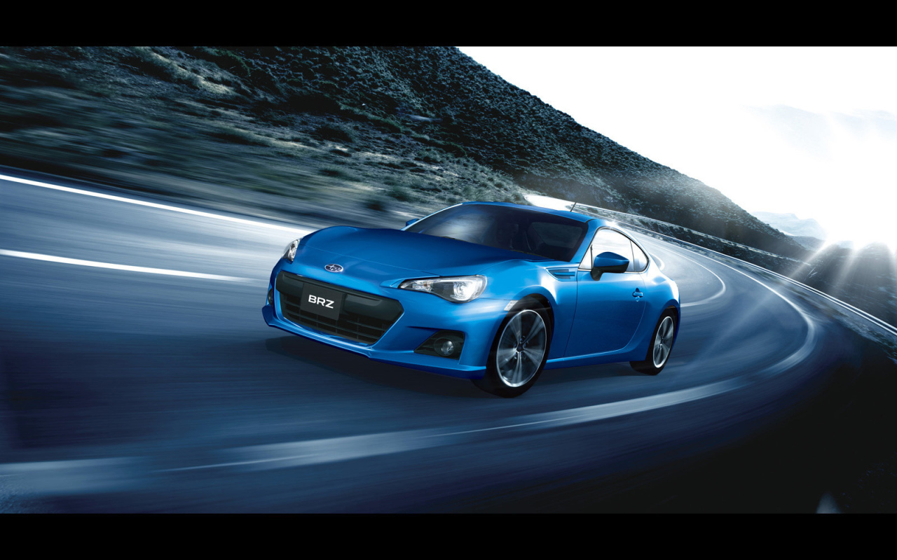 Автомобиль Subaru BRZ на дороге