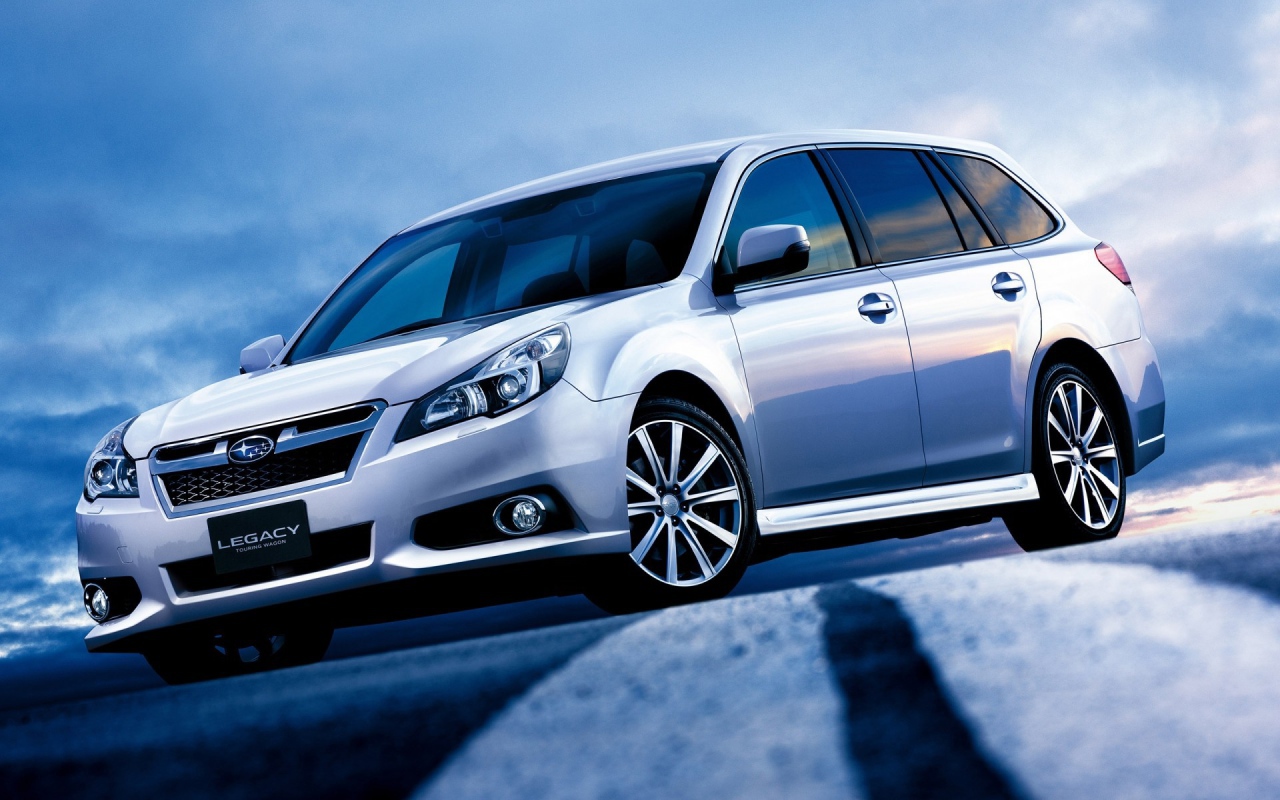 Автомобиль Subaru Legacy на дороге