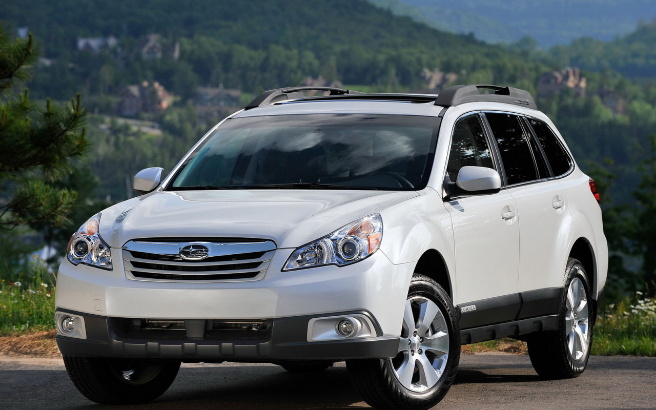 Автомобиль Subaru Outback на дороге