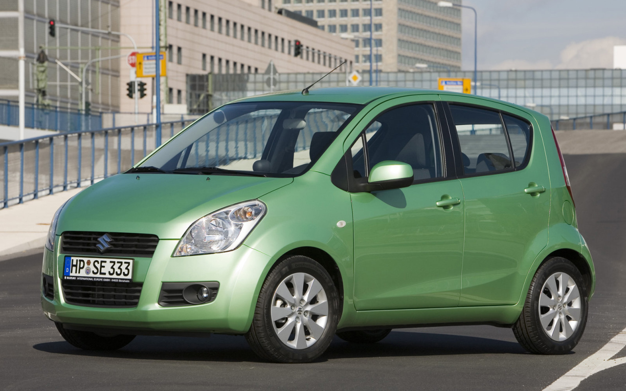 Автомобиль Suzuki Splash на дороге