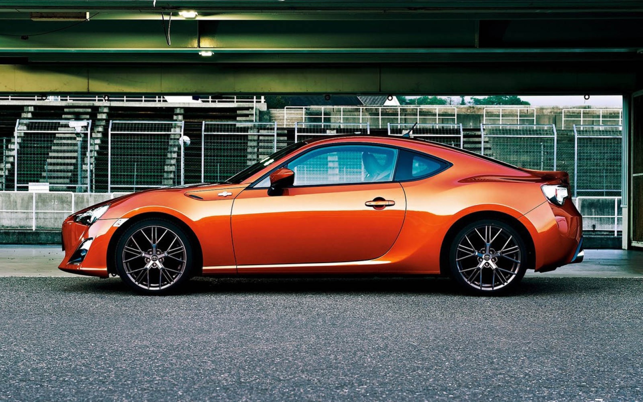 Красивый автомобиль Toyota Avensis 2013