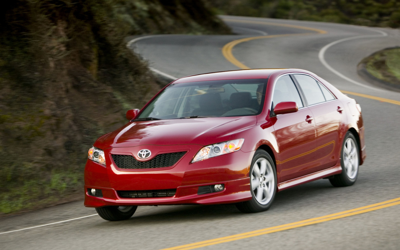 Красивый автомобиль Toyota Camry