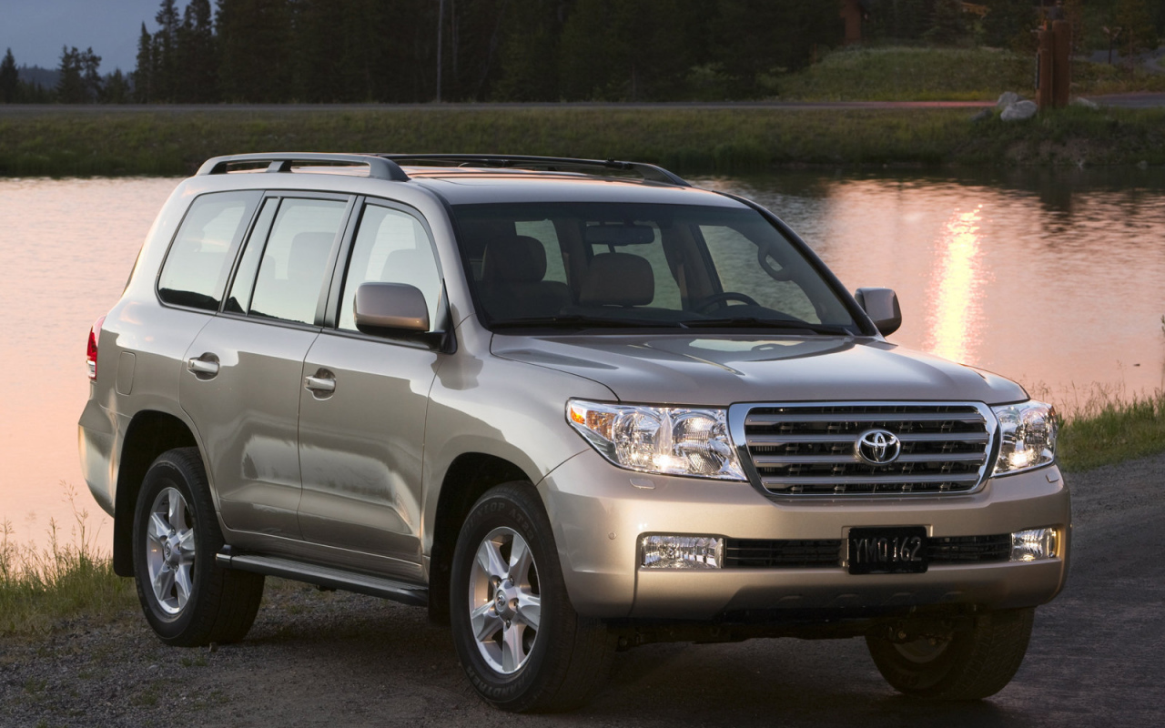 Красивый автомобиль Toyota Land Cruiser 200 в Москве