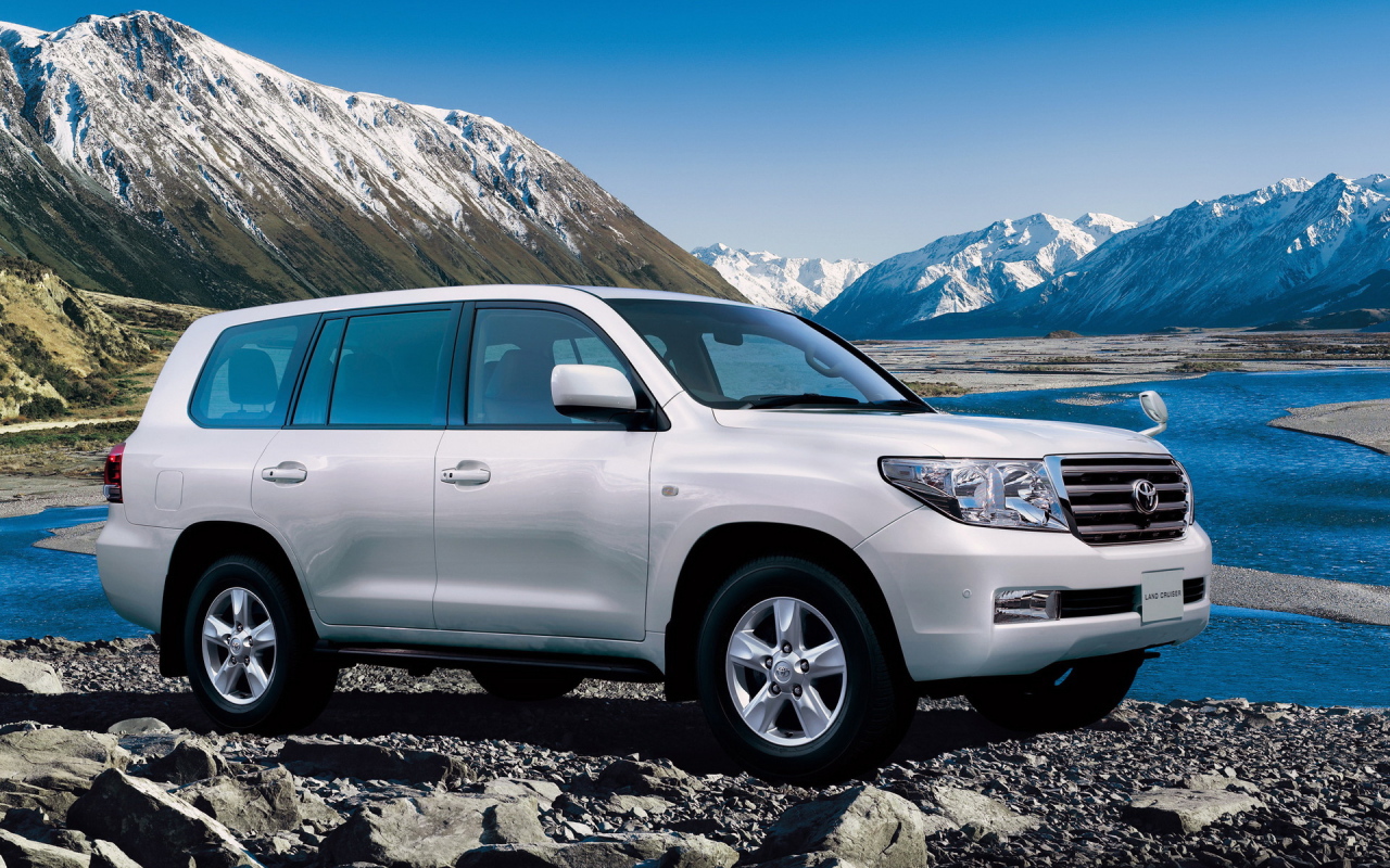 Автомобиль Toyota Land Cruiser 200 на дороге