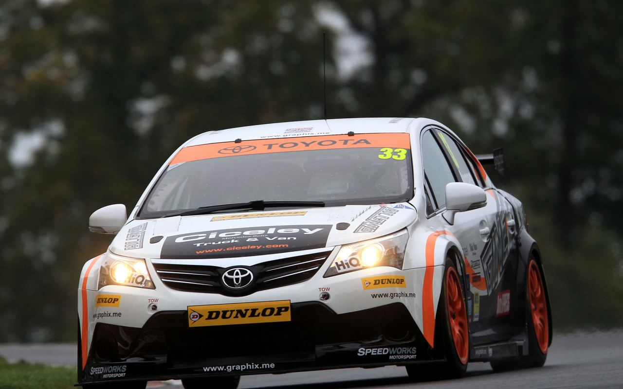 Тест драйв автомобиля Toyota Avensis 2013