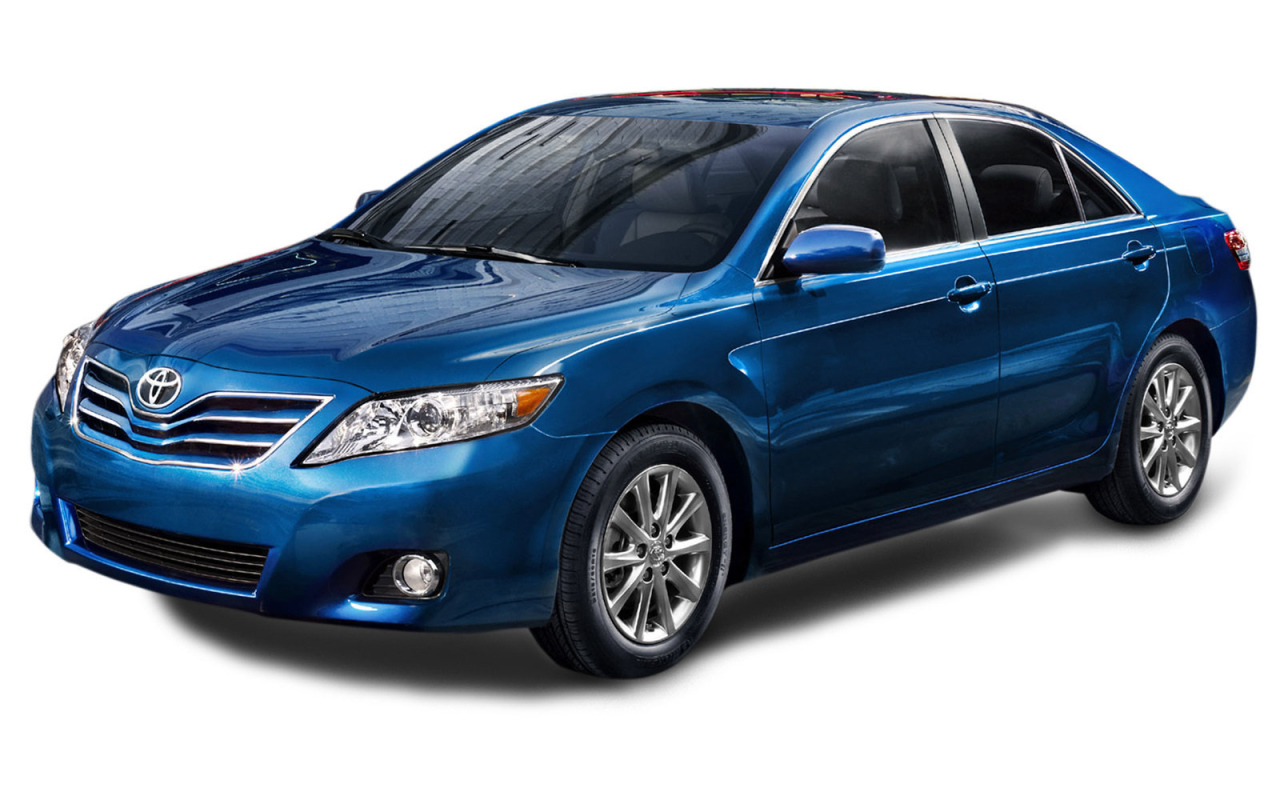 Автомобиль Toyota Camry на дороге