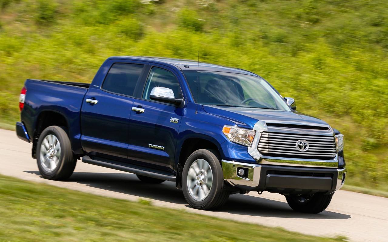 Автомобиль Toyota Tundra 2014 на дороге 