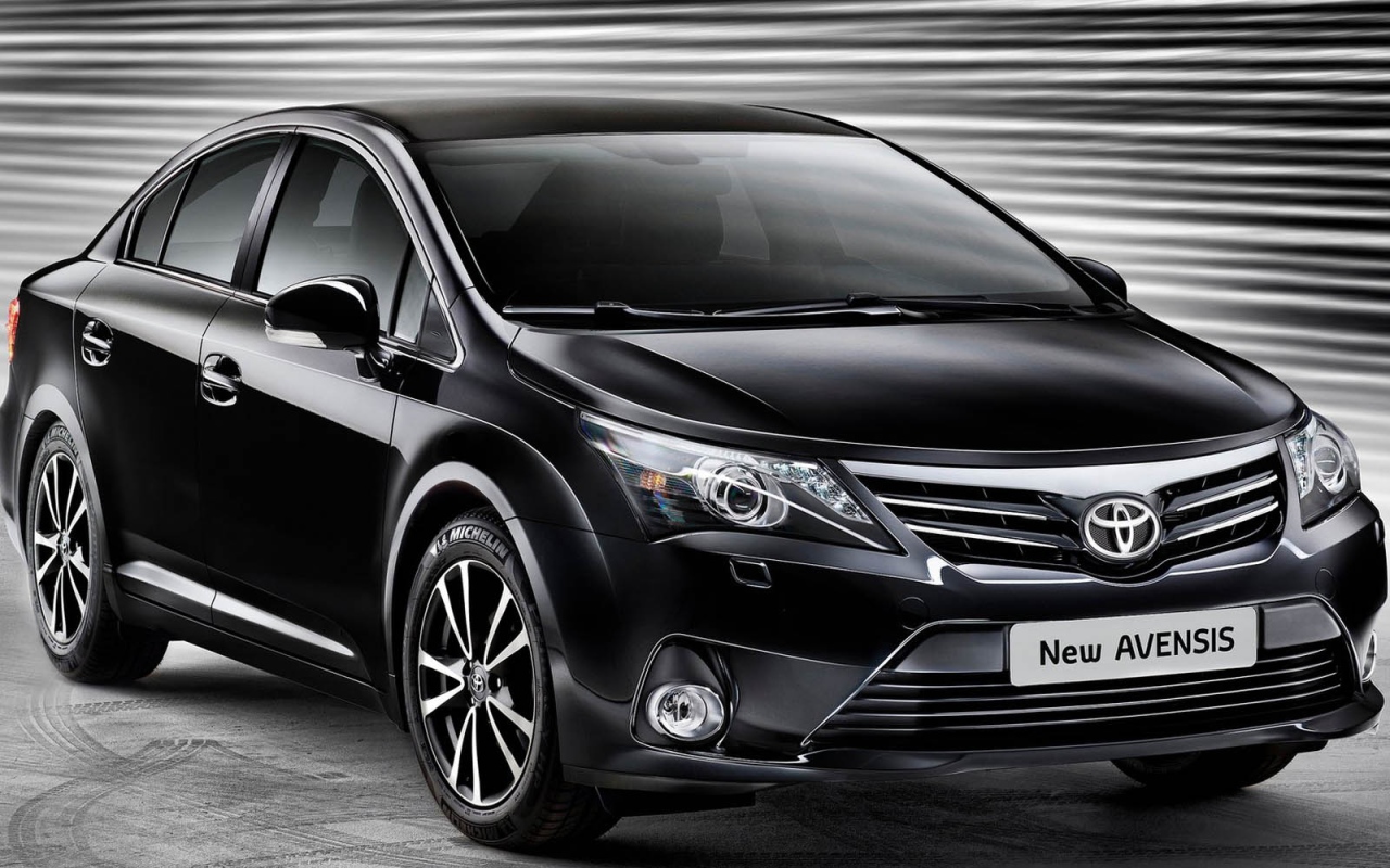 Автомобиль марки Toyota модели Impreza Avensis 2013