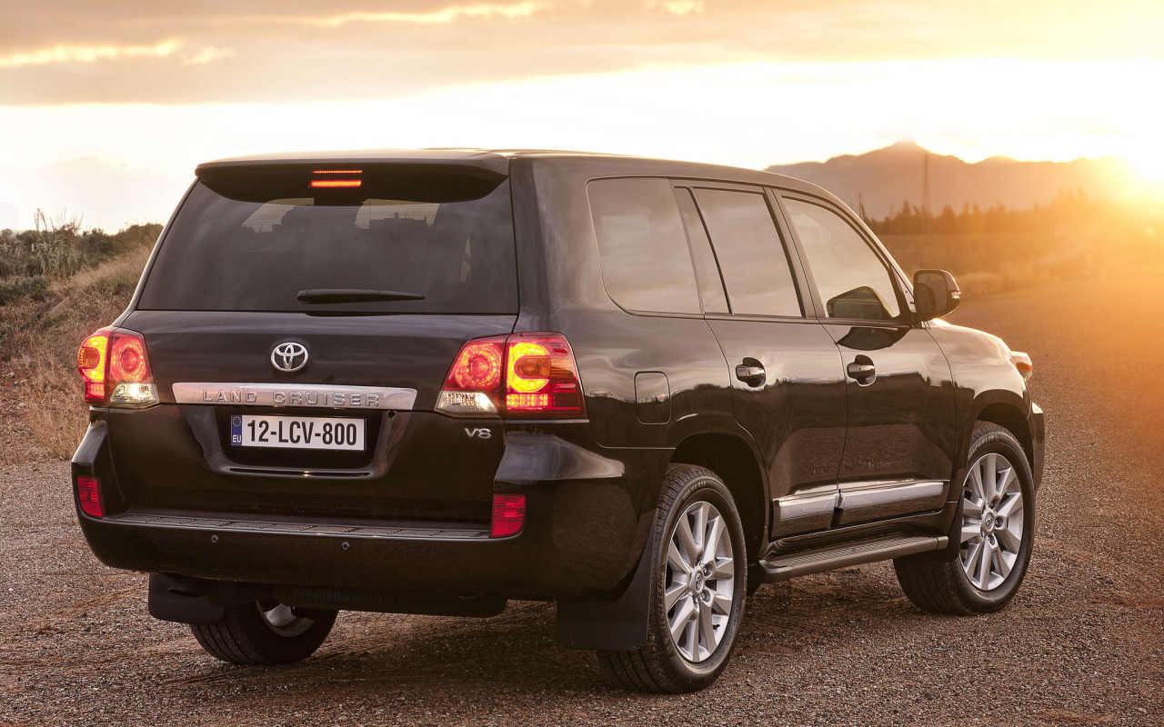 Автомобиль марки Toyota модели Land Cruiser 200