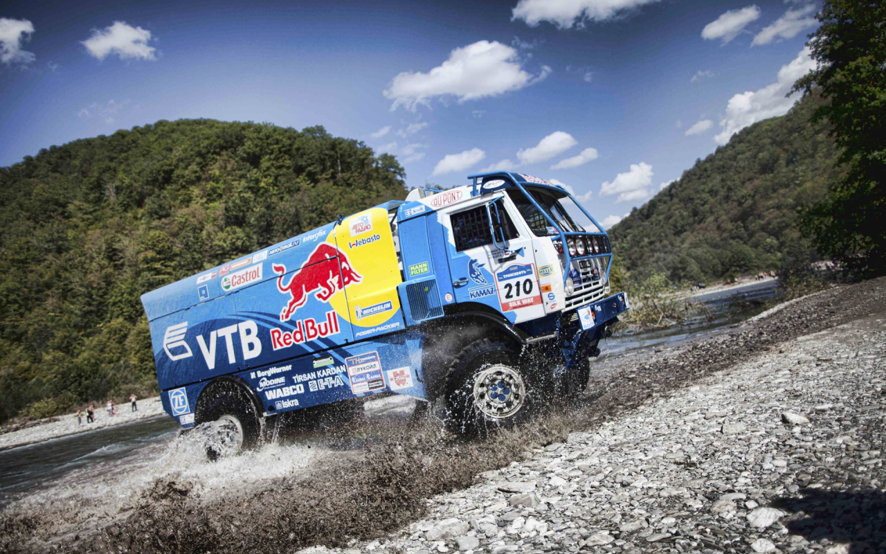 Камаз на трассе Париж-Дакар