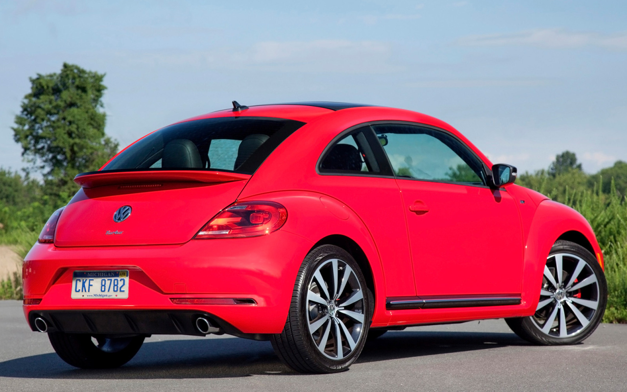 Красивый автомобиль Volkswagen Beetle 2014 в Москве