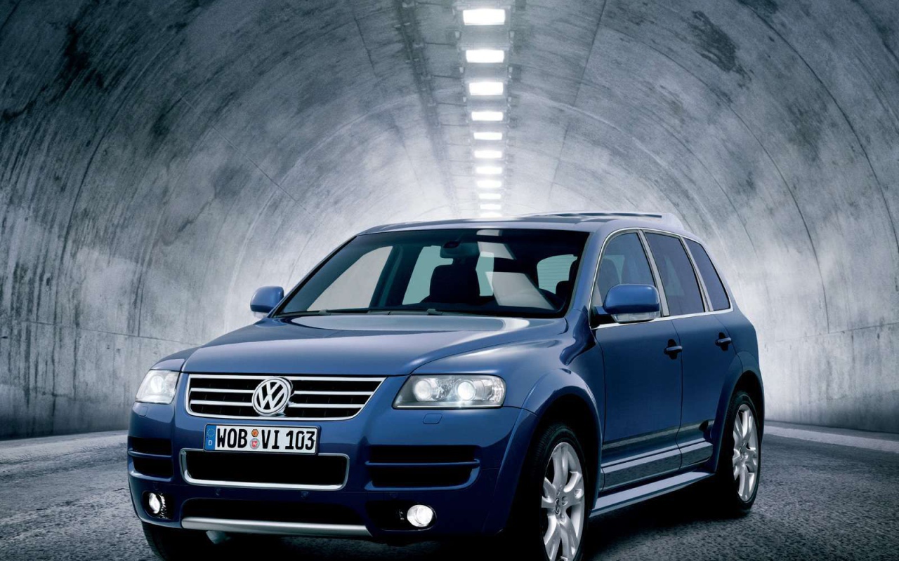 Красивый автомобиль Volkswagen Touareg в Москве