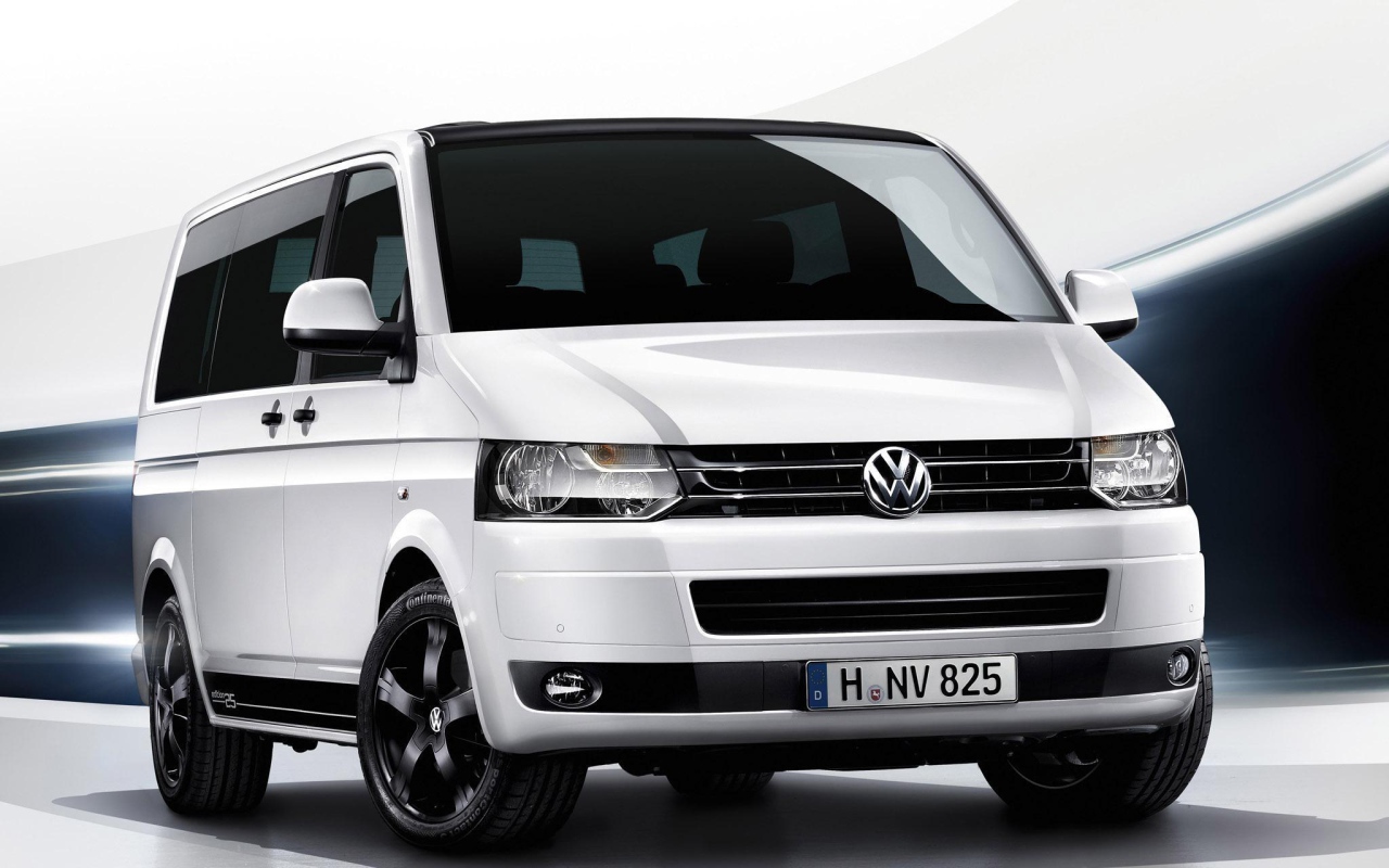 Красивый автомобиль Volkswagen Transporter в Москве