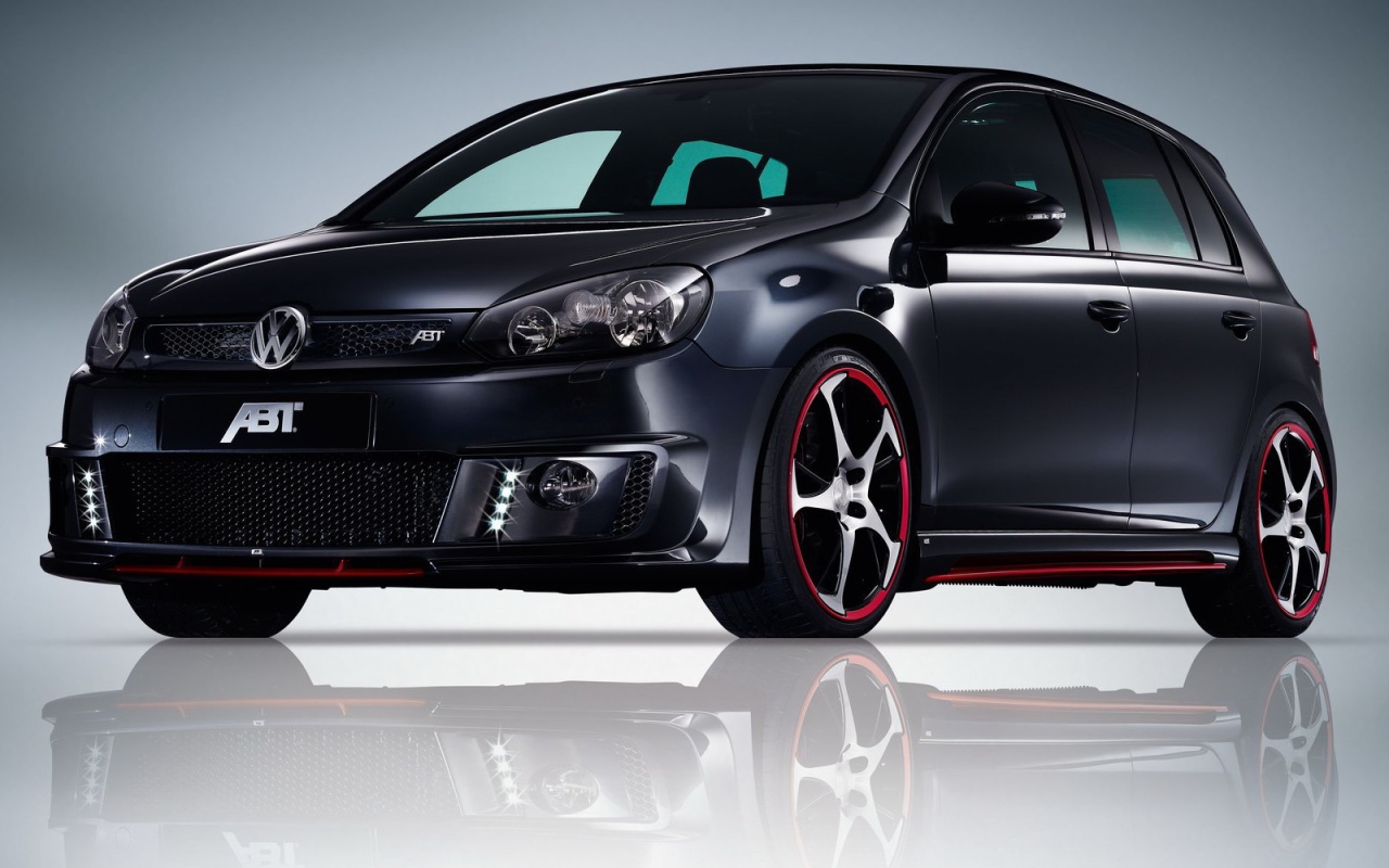 Автомобиль Volkswagen Golf на дороге