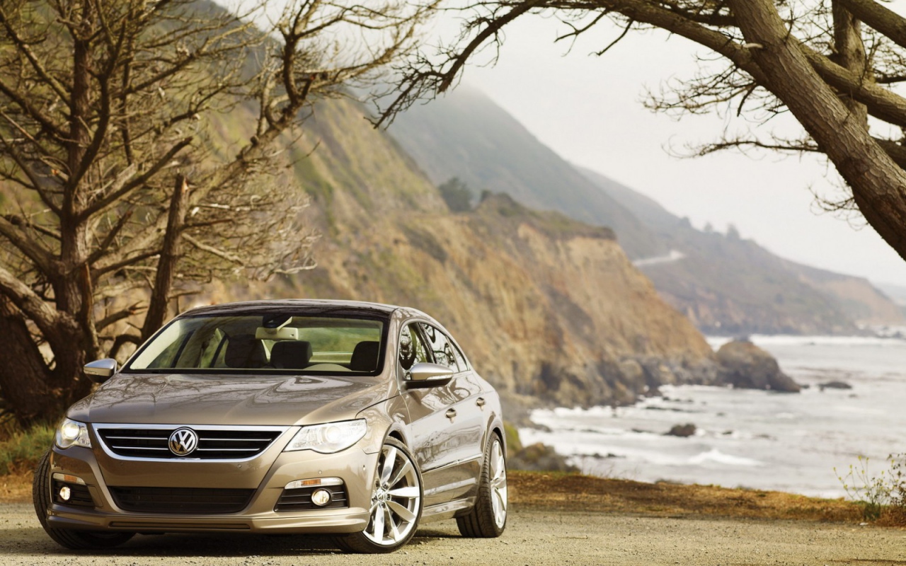 Автомобиль Volkswagen Passat на дороге