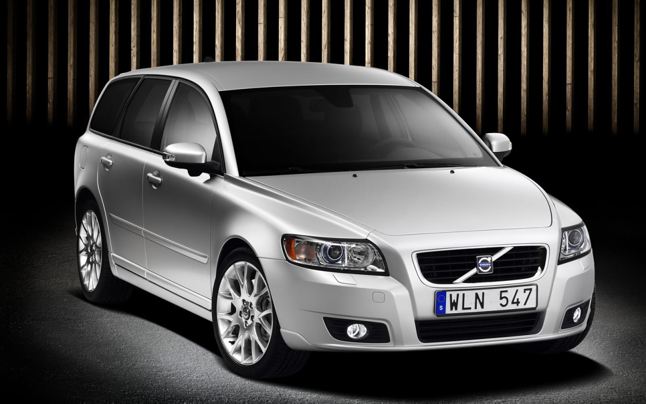  Красивый автомобиль Volvo v50 в Москве
