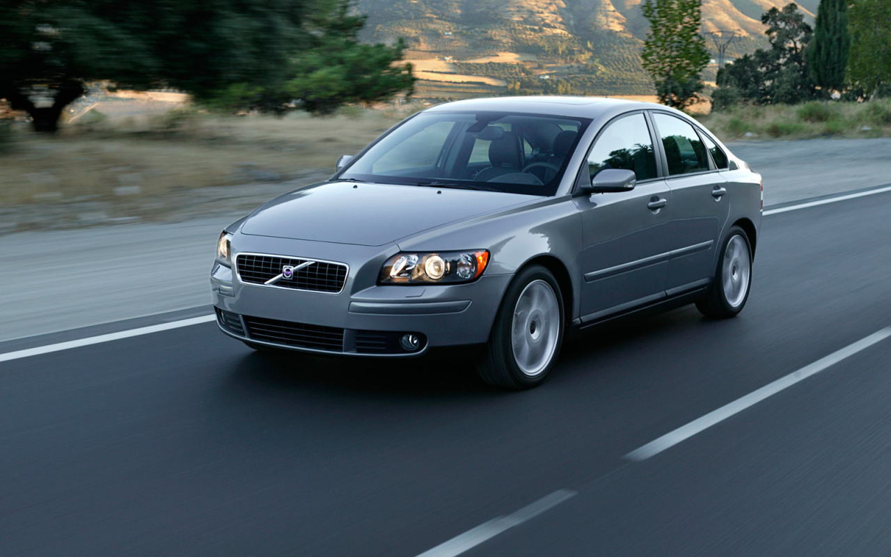 Автомобиль Volvo s40 на дороге