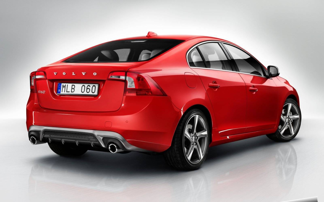 Автомобиль Volvo s60 на дороге