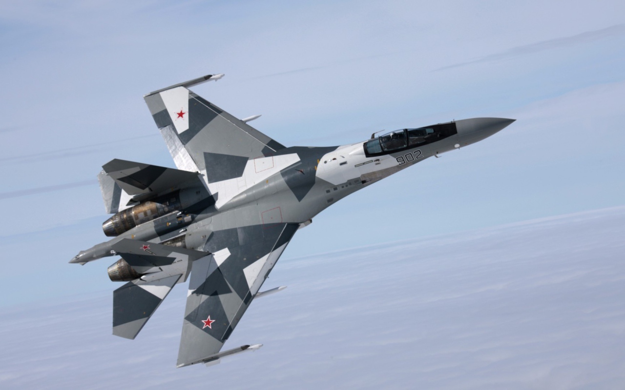 Российский истребитель в небе