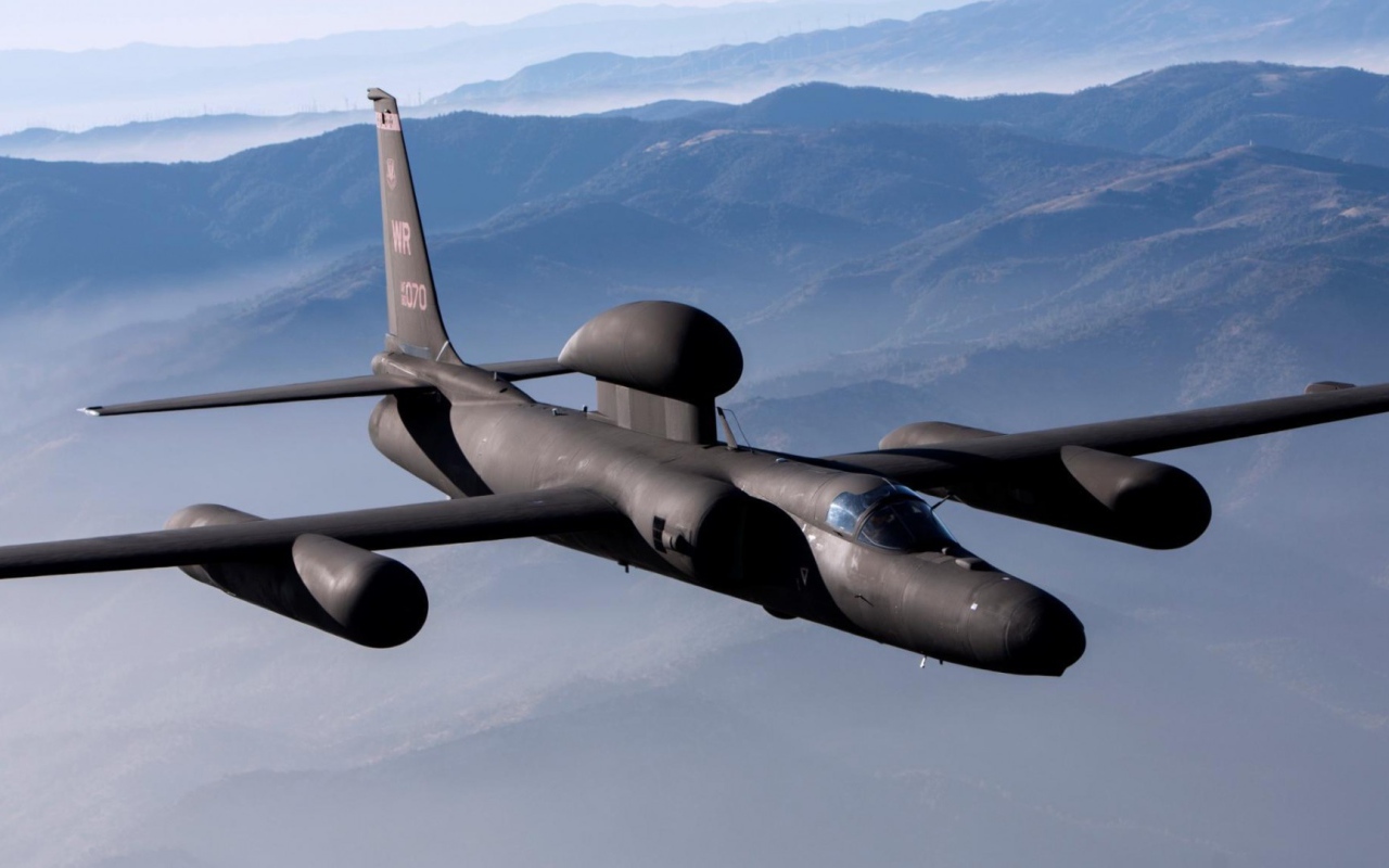 Самолет разведчик над горами