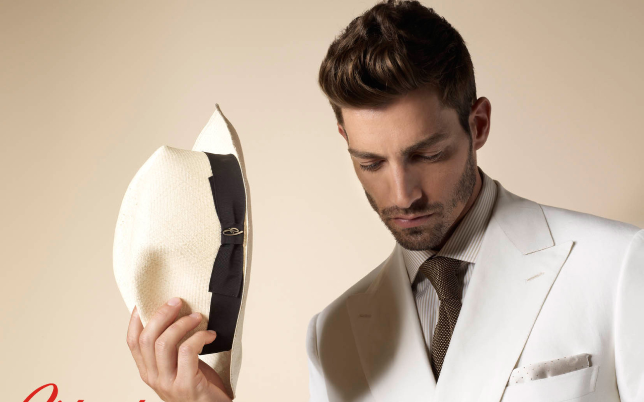 Мужчина в костюме от Brioni