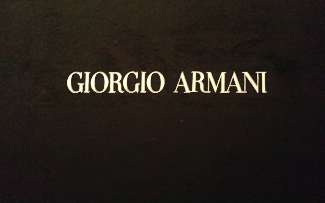 Известный бренд Giorgio Armani