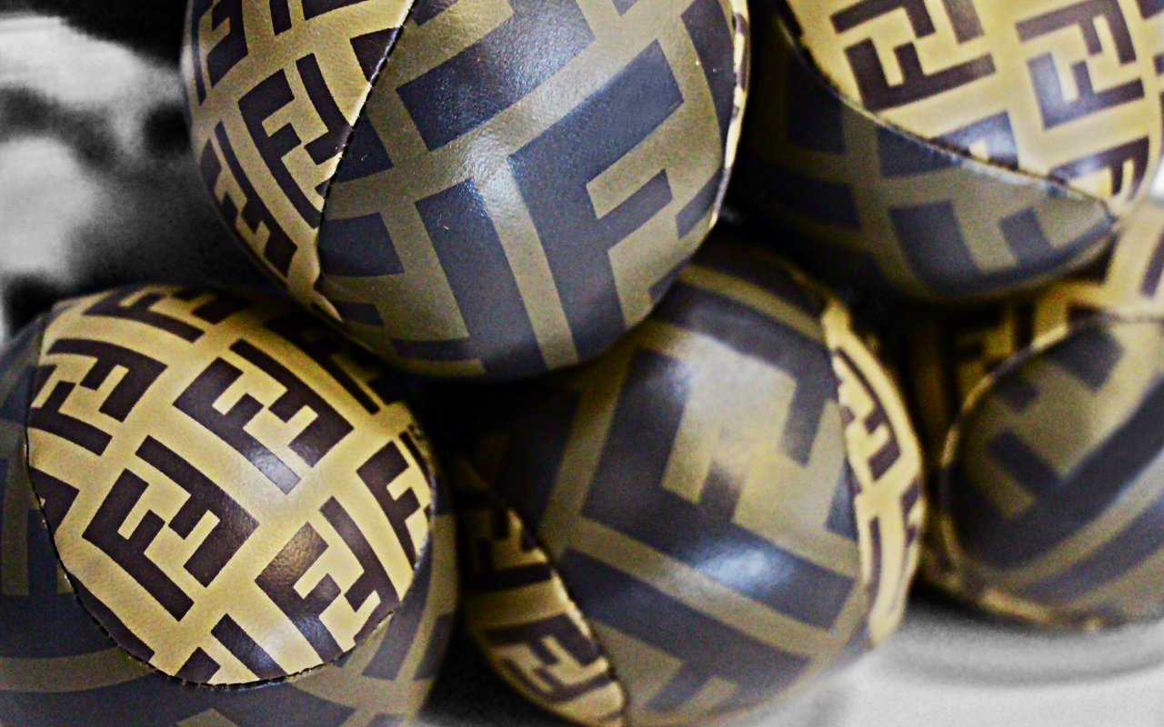 Логотип Fendi на коже