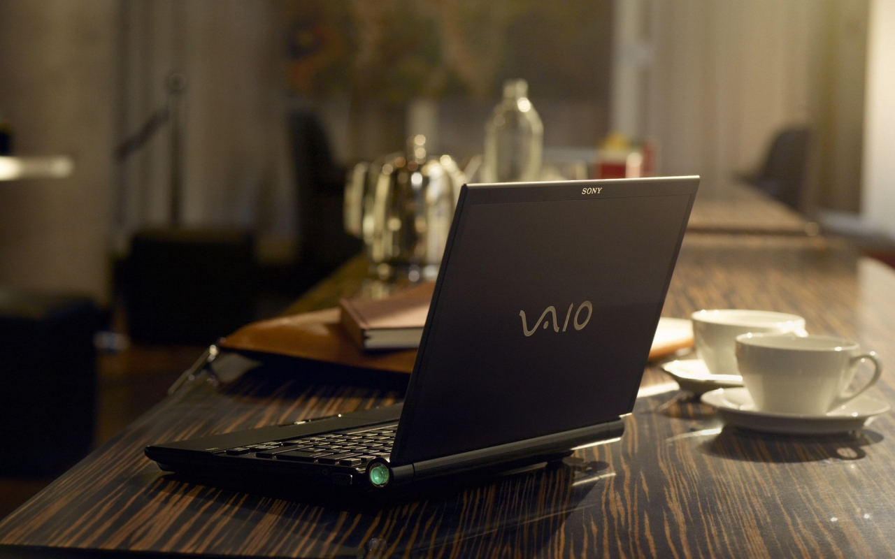 Ноутбук Сони на столе
